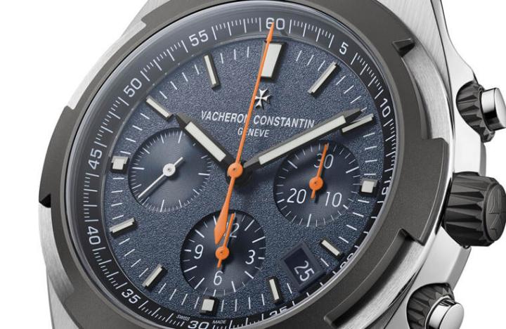 灰蓝色面盘经过粒纹处理呈现细腻质感，搭配亮橘色的细节，强化手表的显时功能
