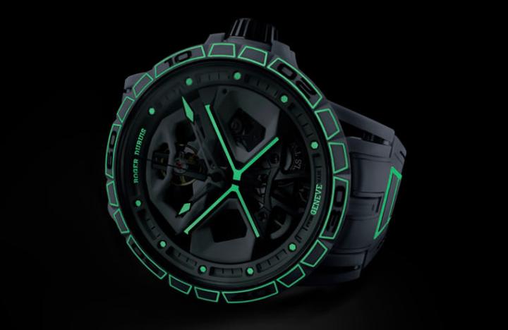 延续品牌研发的夜光技术，手表的时标、指针与表圈都有Super-Luminova™夜光涂料，就连表带也同样能发出夜光效果