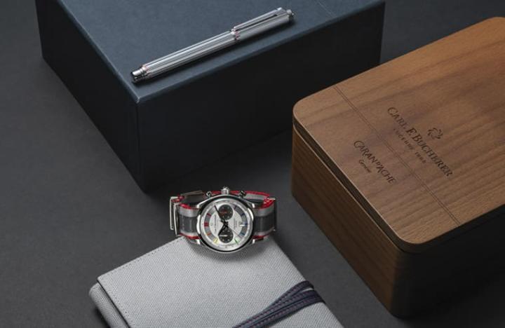 手表和书写工具被装在特别设计的随身袋，在一起承装在精致木盒中