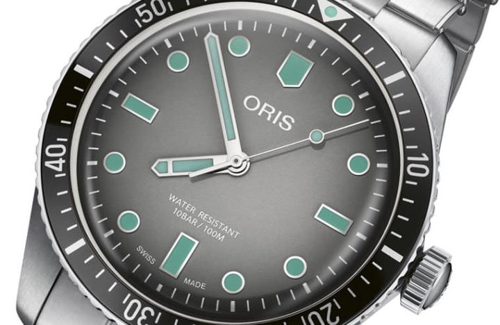 ORIS Divers Sixty-Five复刻潜水表崭新尝试以灰色渐层面盘搭配绿松石夜光物料，赋予手表耳目一新的样貌