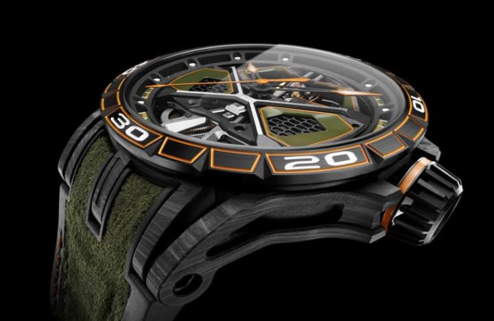 表款采用片状模塑碳纤维复合与钛金属制作45mm的大器表壳，同时替手表带来坚固又轻盈的佩戴感受