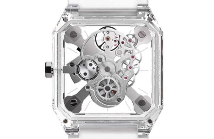表背露出BR-CAL.209独门的骷髅造型机芯，量身打造的专属感更显手表的收藏意义