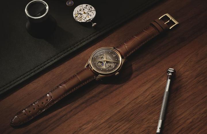 万宝龙以20世纪中期经典Minerva手表为蓝本，打造出带有浓浓复古味的传承系列万年历手表限量款100。