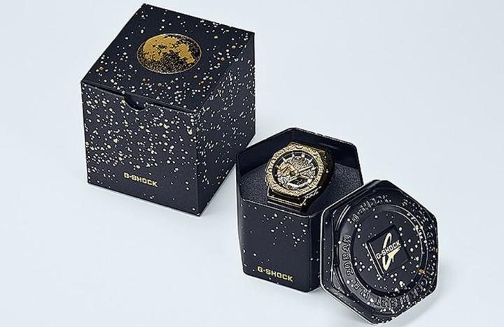 手表外盒包装同样融入登月表的概念，黑金配色呼应手表整体，看起来相当吸睛。