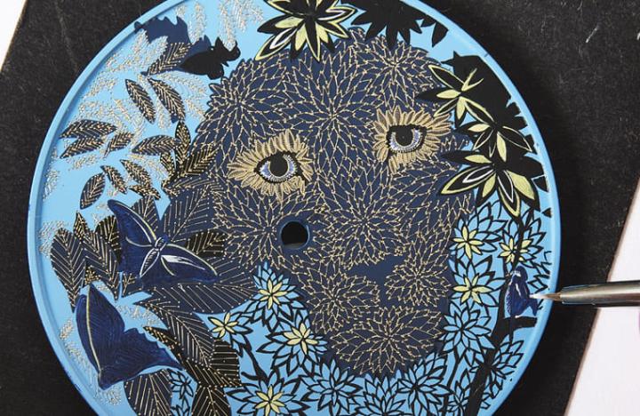 爱马仕从设计师Alice Shirley创作的2021年爱马仕丝巾图案获得灵感，其以新加坡当地的热带自然风景为主题，在面盘画上热带无花果树繁茂枝叶间浮现狮子的脸的生动画面。