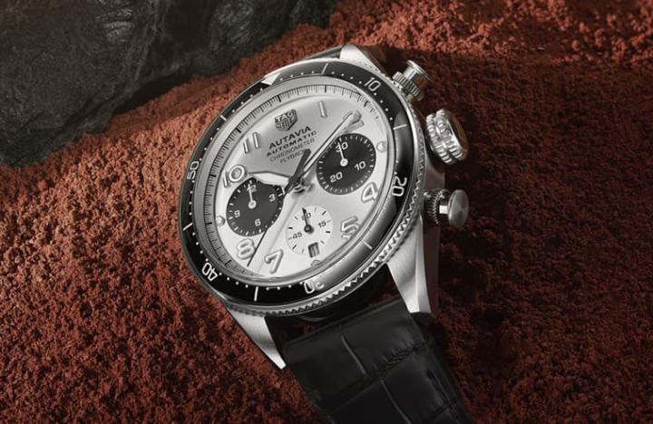庆祝Autavia问世60周年，泰格豪雅崭新发表Autavia 60周年飞返计时码表，表款仍以1960年代的手表为蓝本，不过整体设计与先前的复刻作品又有所变化革新。