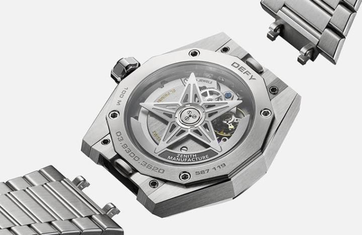 表背可见手表采用的表带快拆系统，同时露出采用星星图案镂空自动盘的El Primero 3620机芯。