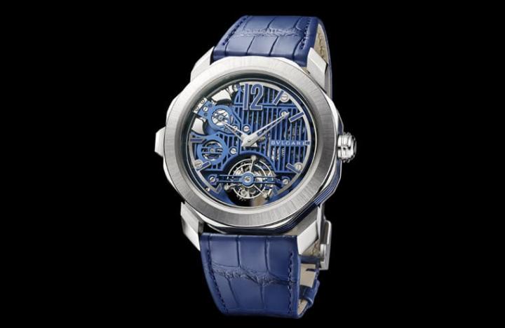 宝格丽推出限量30只的钟乐报时陀飞轮，手表采用蓝色镀膜桥板搭配蓝色鳄鱼皮表带，塑造强烈的视觉印象。