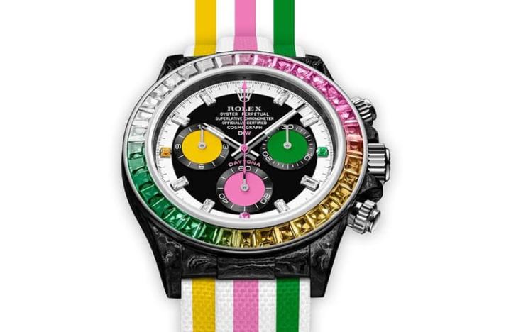 DiW于擅长的碳纤维表壳改装基础上添入彩虹宝石圈设计，让经典的劳力士Daytona摇身一变成为色彩缤纷的超轻量糖果系手表。Source：designa-individual