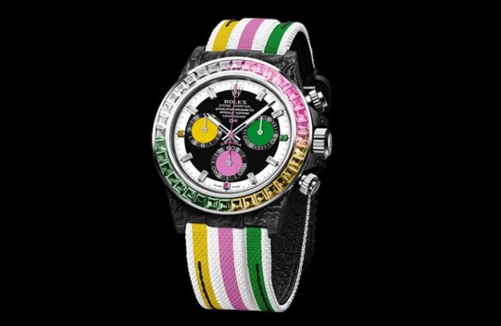 除了表圈与面盘上的彩色宝石圈与彩色色调，手表配置的NATO表带同样也是色彩缤纷，让人看了心情愉悦。Source：designa-individual