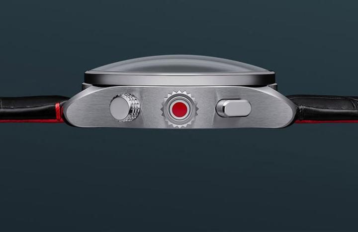 L1和L2的蓝宝石镜面做成微微凸起的弧度，让人想起相机的镜头，同时表冠顶部的红色则是连结起品牌招牌印象。
