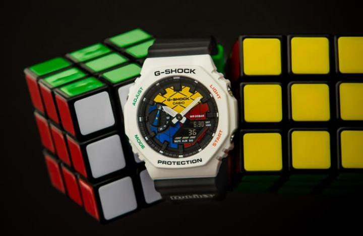 G-SHOCK首度与Rubik's Cube®公司合作，发表魔术方块主题的农家橡树系列新作。