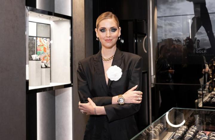 时尚网红Chiara Ferragni近日出席宇舶米兰店开幕，她身着一身黑西装并佩戴Big Bang Integral黄金链带计时码表，散发优雅活力。