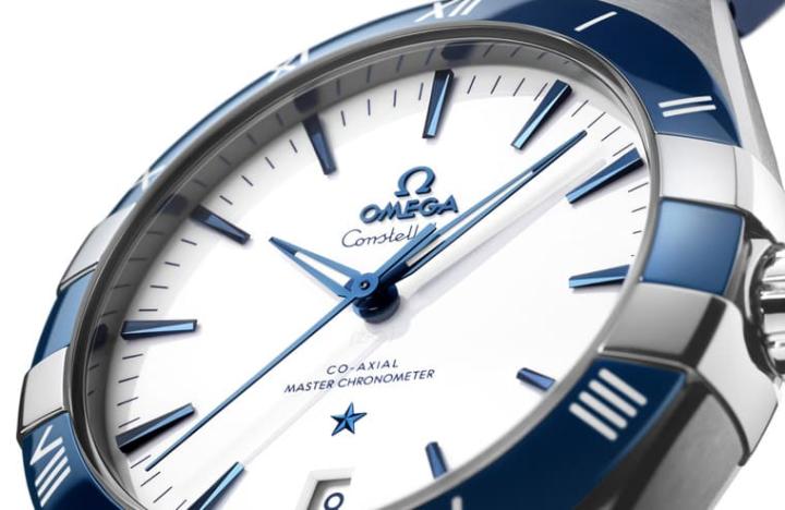 41mm星座系列大三针手表2022年持续推出新款，其中包括不锈钢表壳搭配蓝色陶瓷表圈与白色陶瓷面盘款式。