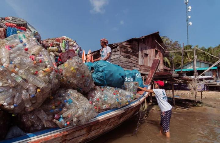 瑞士新创公司Tide Ocean致力维护海洋环境生态，他们目前主要由东南亚搜集海洋塑料垃圾并运往瑞士进行回收再制工程，将垃圾转化为可利用材料。