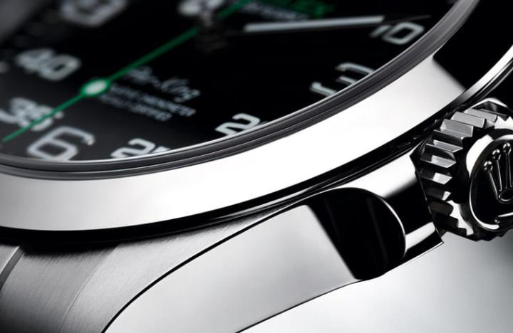 126900增添了表冠护肩，让手表的耐用性获得提升。