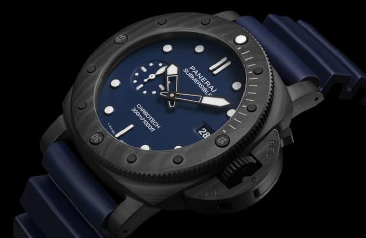 Submersible QuarantaQuattro Carbotech™ Blu Abisso采用品牌独家的Carbotech™表壳搭配蓝色面盘与橡胶表带。