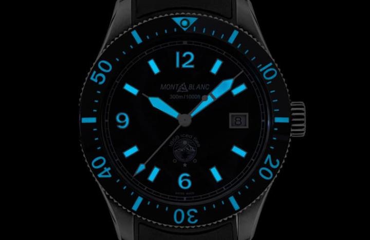面盘的指针、时标与12点钟位置的圆点都使用Super-Luminova®夜光涂层，确保手表在暗处时的视读性无虞。