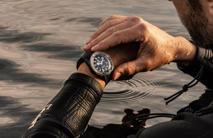 ISO 6425标准对于手表的防水性以及全方位的耐用度都订有严格标准，能通过这些检测才能真正称为潜水表。