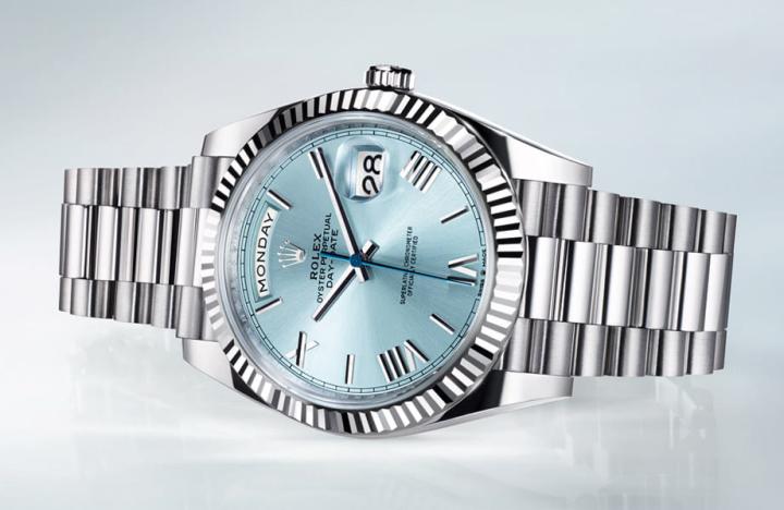 Day-Date 2022年推出新款铂金版228236，手表采用冰蓝色面盘，表圈也从抛光表圈改为了三角坑纹表圈。