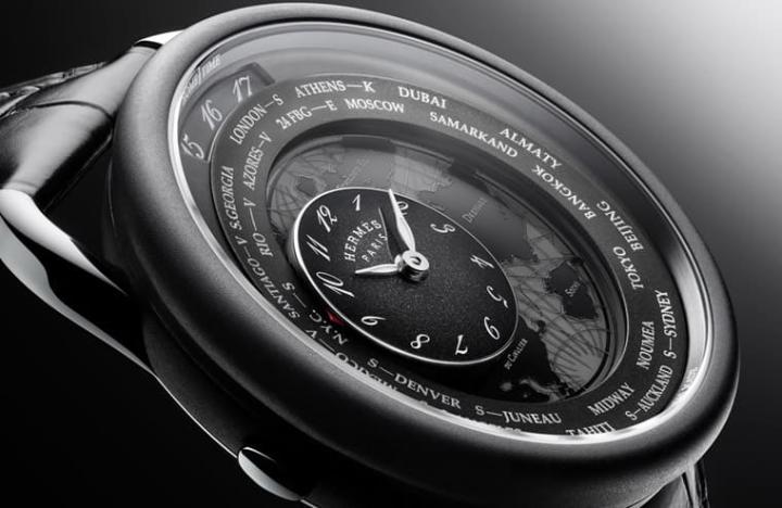 爱马仕Arceau系列新增一款世界时区手表，特色在于结合品牌新打造的世界时区模组，呈现大胆又有趣的读时效果。