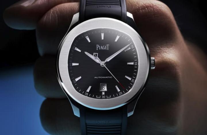 伯爵2022年发表改为黑色面盘的PIAGET Polo三针表，手表也同时换上黑色橡胶表带，展现新气象。
