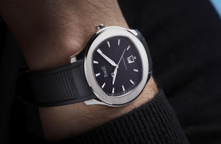 不锈钢表壳、黑面与黑色表带，手表的佩戴舒适度与搭配性都相对很高。