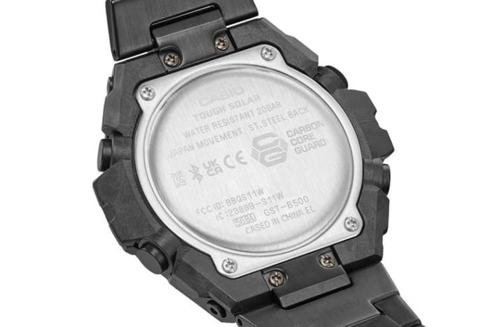 从底盖上的刻印文字可知手表导入Carbon Core Guard碳纤维核心防护构造，兼具强度与轻盈。
