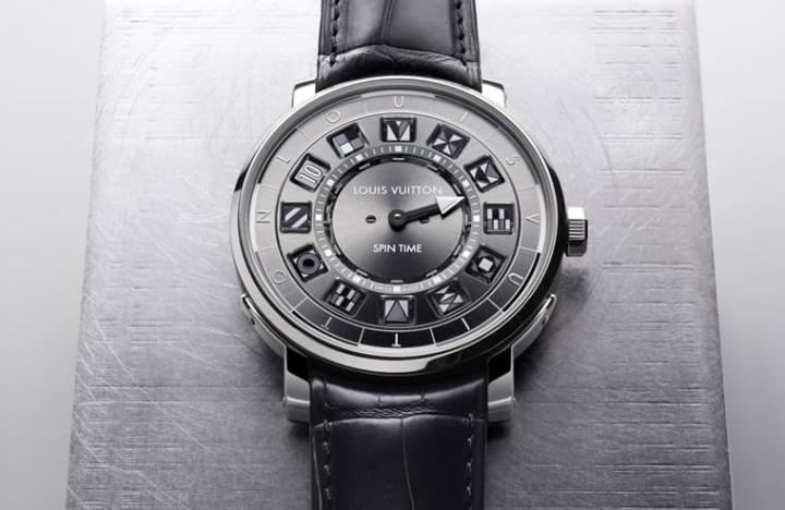 Escale Spin Time推出不锈钢新款，路易威登于表侧镀上黑色呈现双色层次。