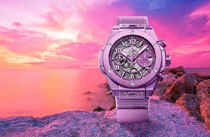手表的紫色外观灵感源自夏日晚霞，宇舶采用阳极氧化技术赋予旅材质表壳奇幻紫色调。