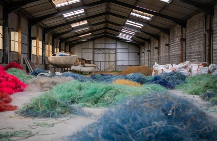 法国FIL＆FAB公司协助雅典表利用回收废弃渔网，加工成Nylo®聚酰胺塑胶粒以制作表壳零件。