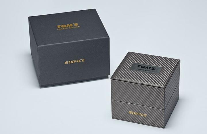 外盒包装采用碳纤维纹路为灵感设计，呼应手表的面盘花纹与赛车主题。