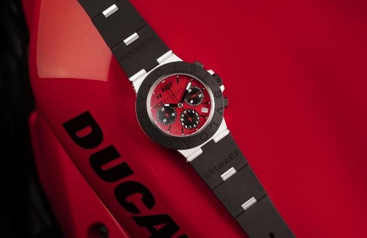 面盘融入杜卡迪代表性的红黑配色，巧妙与计时功能完美搭配。