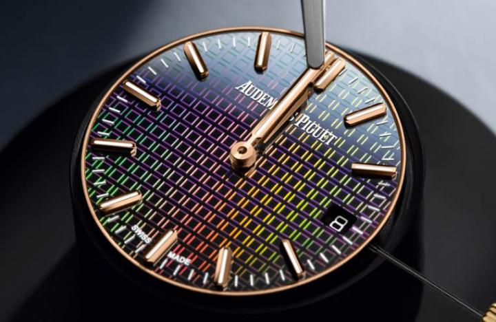 面盘的彩虹效果是因为在黄铜底板上增添一片以微结构技术刻上小方块的蓝宝石水晶。