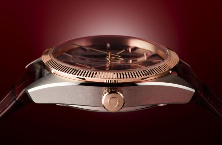 从表侧可以欣赏不锈钢表壳搭配18K Sedna™金表冠和表圈双色多层次之美。