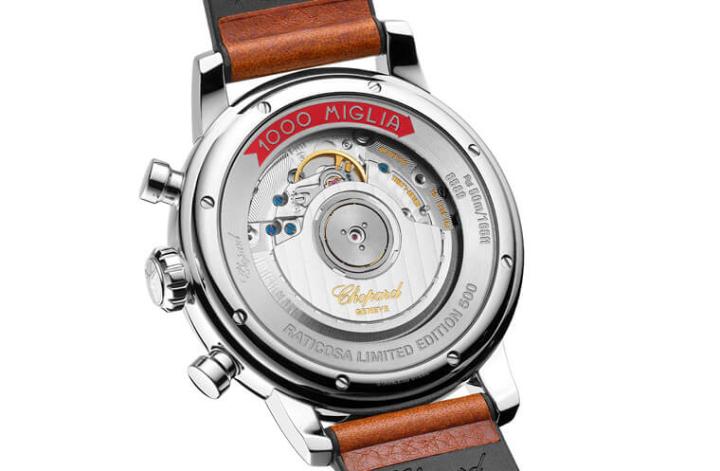 透明底盖边缘印有红色的1000 Miglia标志，此外手表的限量身份在此也能一览无遗