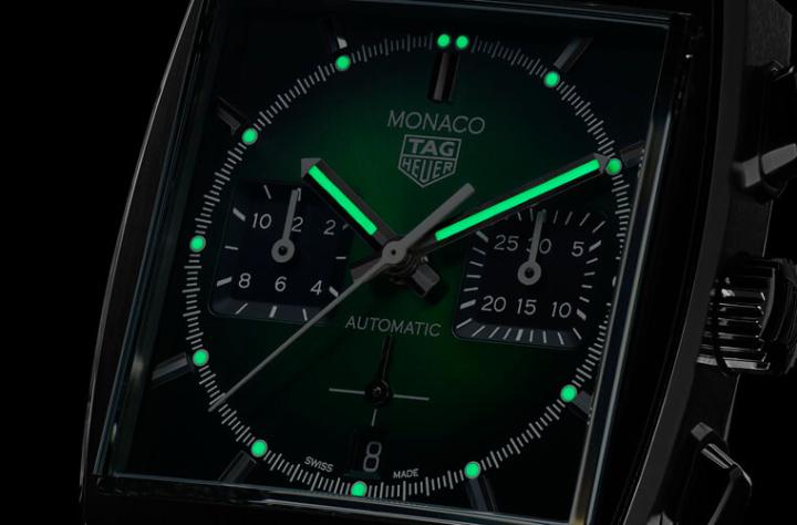 时标和指针上都涂上夜光物料，增强手表的夜视效果