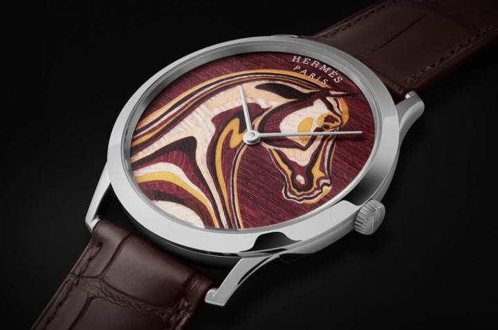 Slim d'Hermès Pégase Paysage手表，带着斜角表耳的纤薄表壳，环绕着以稀有木种所构成的飞马塑像