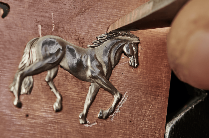 一匹小跑步的雄壮骏马和手工雕刻的白金波纹图案