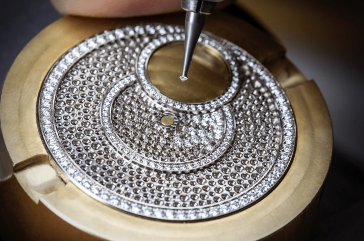 手表搭配直径37毫米的白金表壳，表壳、面盘及表链上共镶嵌1,344颗明亮式切割钻石