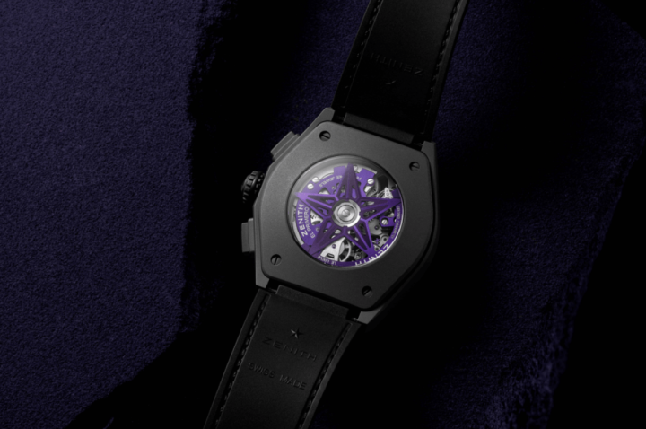 手表散发深邃的钛金属光泽，与紫色机芯夹板形成鲜明对比