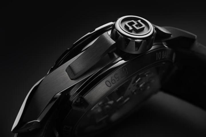 手表采用42毫米深灰色DLC钛金属表壳，低调但完美烘托面盘上的设计亮点。