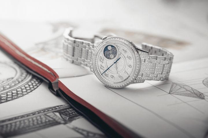 江诗丹顿全新女士腕表系列以品牌精湛的珠宝镶嵌工艺，推出闪耀迷人的Égérie月相珠宝腕 表，以钻石的璀璨光华点亮时光