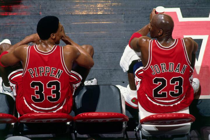 Jordan和Pippen是公牛王朝的两大要角，在他们的合作努力下，芝加哥公牛队在1990年代两度达成三连霸的可贵成就
