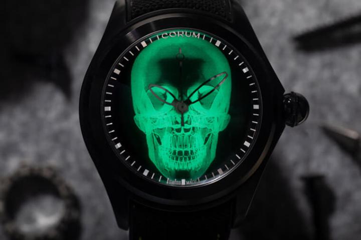 手表在黑暗环境中，骷髅头图案的萤光物料会发出绿色光芒，看起来好像拍摄X光照片般奇幻