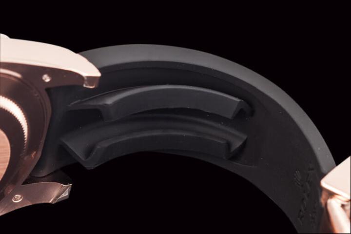 Oysterflex内部的合金片有记忆效应，弹性相当好；外层胶带的内侧有两道直立的鳍部，末端折向水平，由于采用的橡胶极其柔软，因此这对鳍部能让表带完全贴合手腕形状