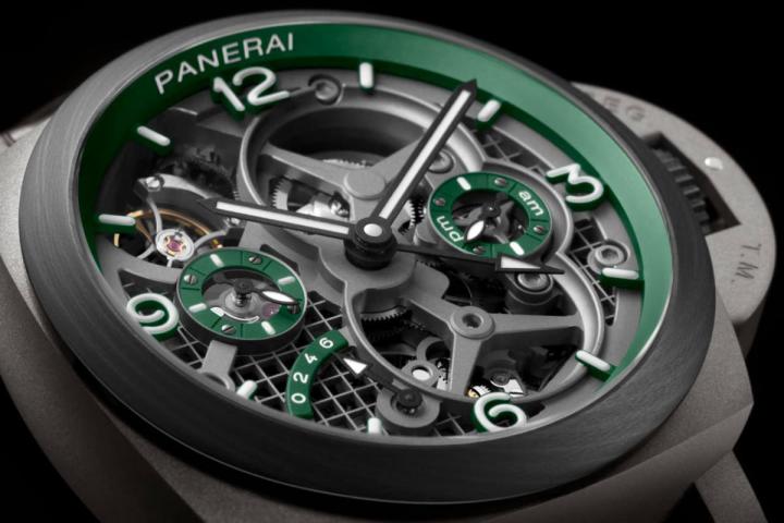 全新腕表将表圈改为Carbotech材质，与以往整只腕表皆用钛金属材质不同