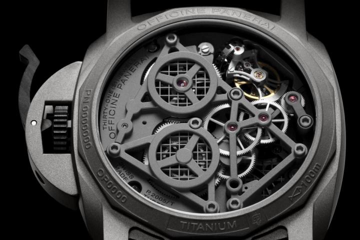 透过透明表背，可以欣赏手表内部复杂又和谐的构造