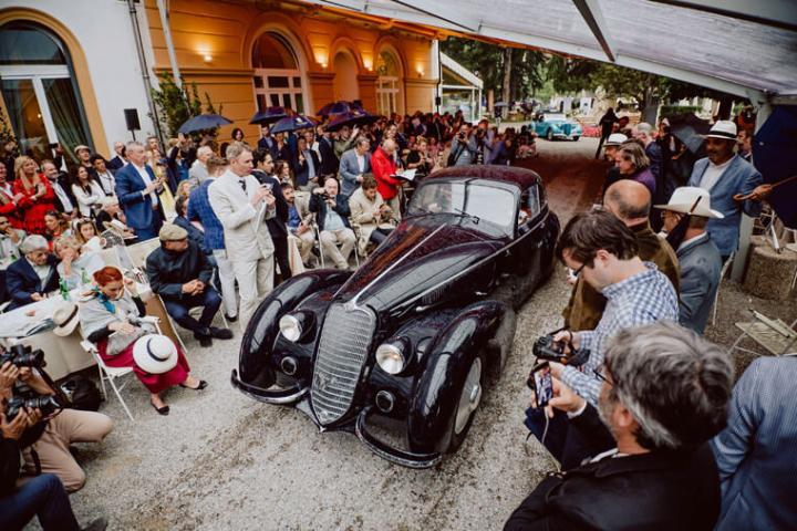 2019年获得Concorso d'Eleganza Villa d'Este古董车展最佳车款奖项的ALFA ROMEO 8C 2900B引起众人围观