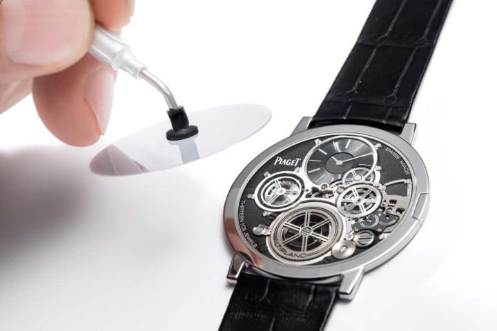 一般手表所使用的玻璃表镜为1mm，该款手表所使用的蓝宝石水晶玻璃，厚度则是被消减至0.2 mm